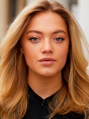 Индия Лилли Дэвис в роли Энди Белл